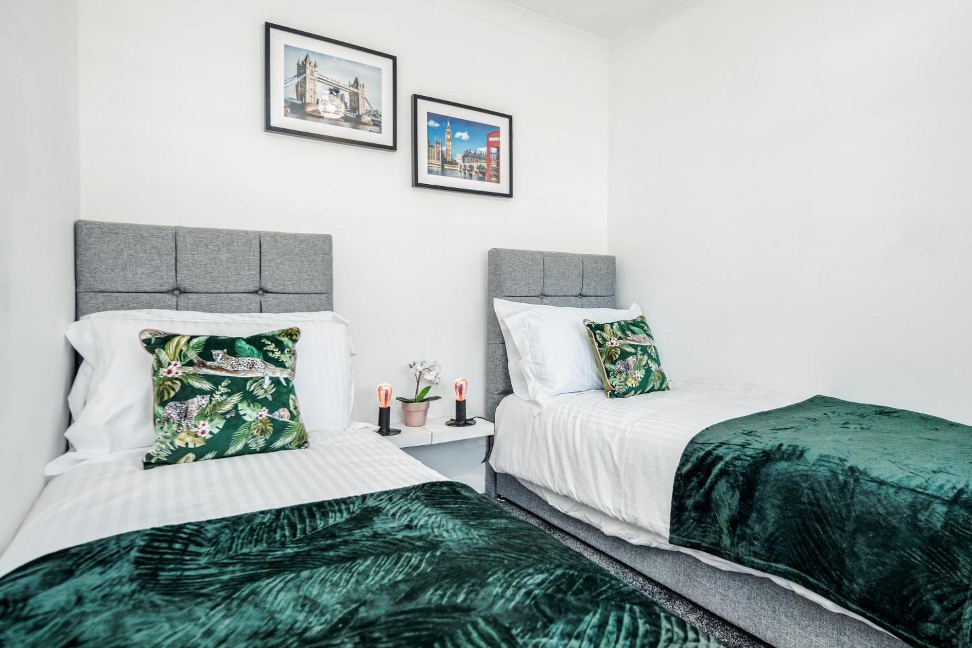 Heathrow 2-Bedroom Maisonette With Parking West Drayton  Εξωτερικό φωτογραφία