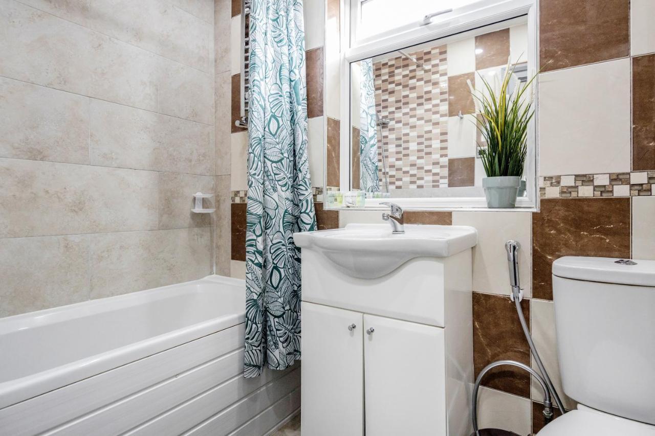 Heathrow 2-Bedroom Maisonette With Parking West Drayton  Εξωτερικό φωτογραφία