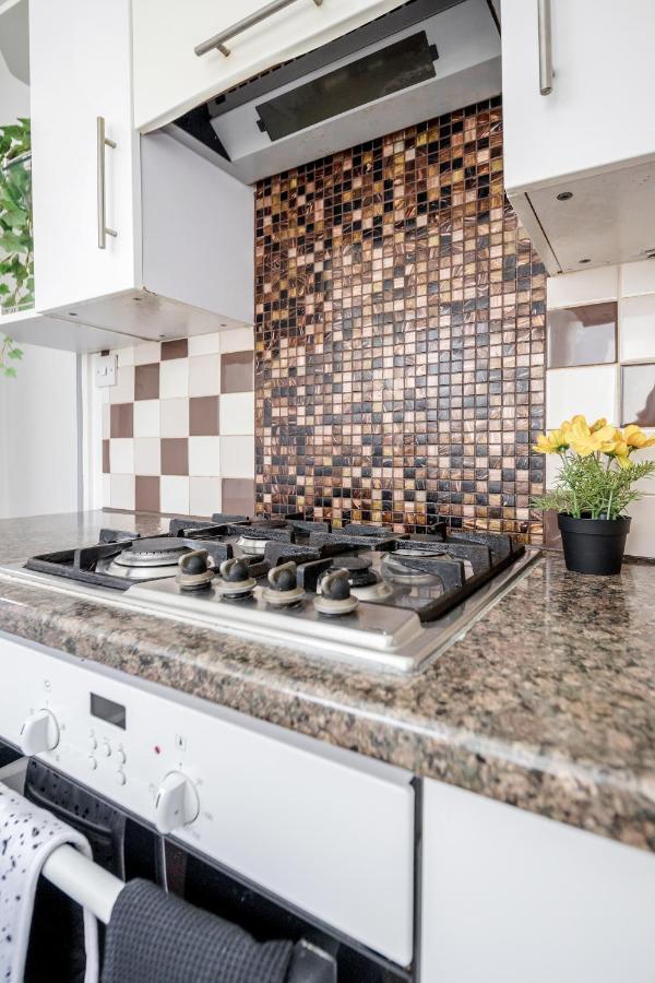 Heathrow 2-Bedroom Maisonette With Parking West Drayton  Εξωτερικό φωτογραφία